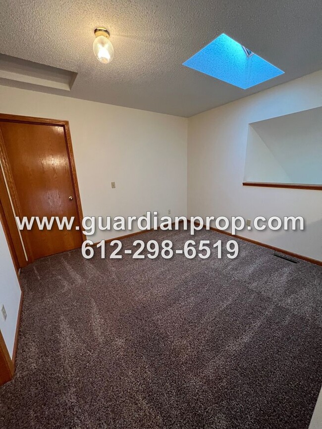 Building Photo - End Unit Woodbury Townhouse Available Now,...