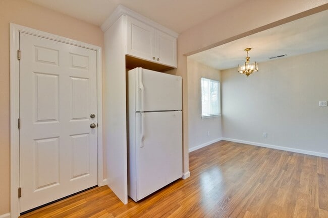 Building Photo - 1425 Sunshadow Ln