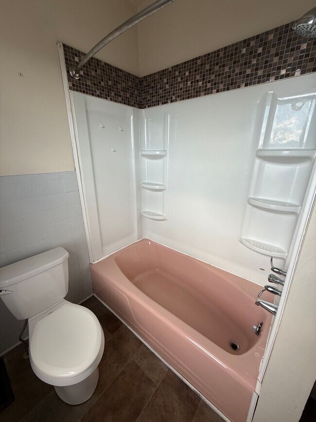 Building Photo - Spacious 4 bedroom House