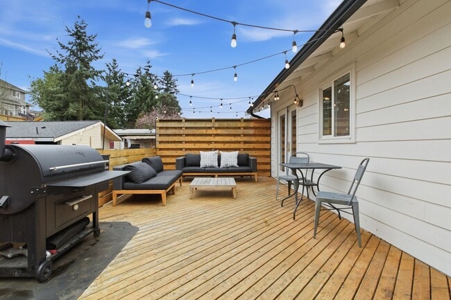 Building Photo - Renovated 5-Bedroom Home on Cul-de-Sac with Park Views & Stunning Outdoor Living