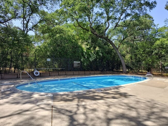 Building Photo - Newley Updated 4 bedroom, 2.5 bathroom Townhome in Citrus Heights!!!