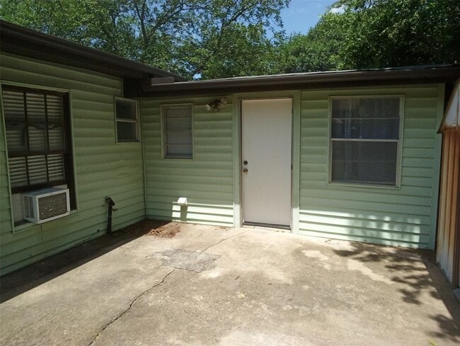 Building Photo - 5111 Woodrow Ave