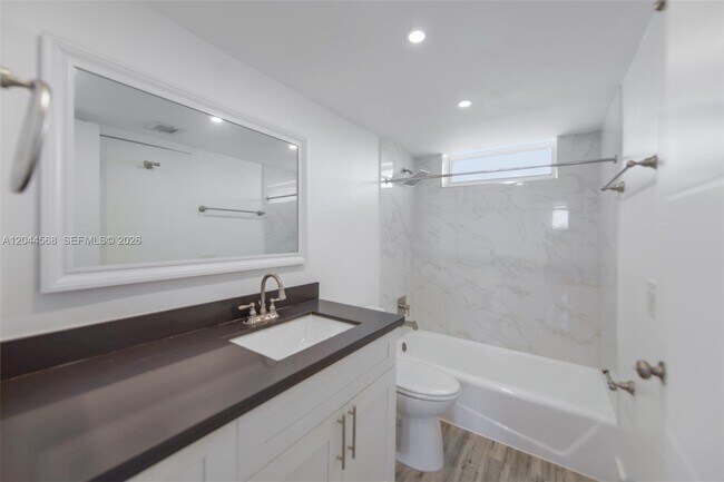 Building Photo - 2851 Leonard Dr
