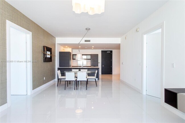 Building Photo - 200 Biscayne Blvd Way