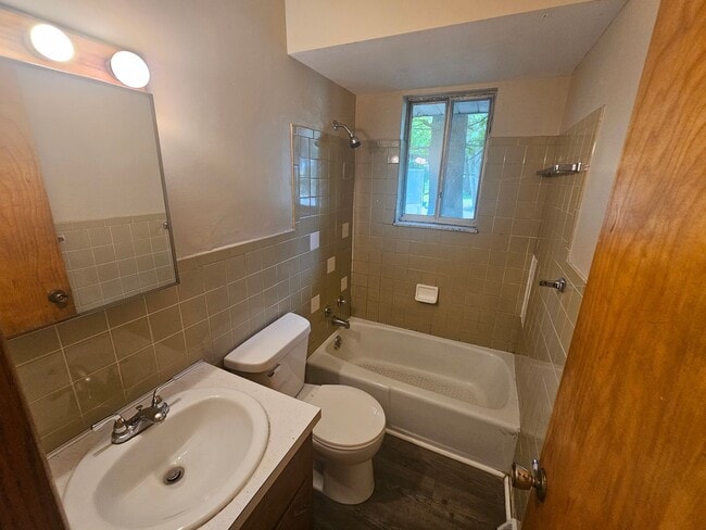 Building Photo - 2 Bedroom 1 Bath Duplex Kent.