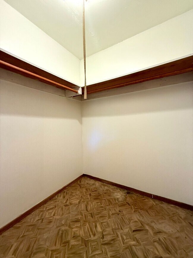 Building Photo - **50% OFF FIRST MONTH'S RENT** Country Liv...