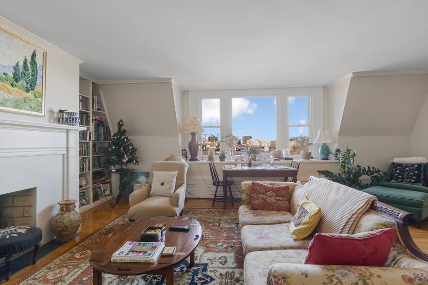 Building Photo - 122 Beacon St