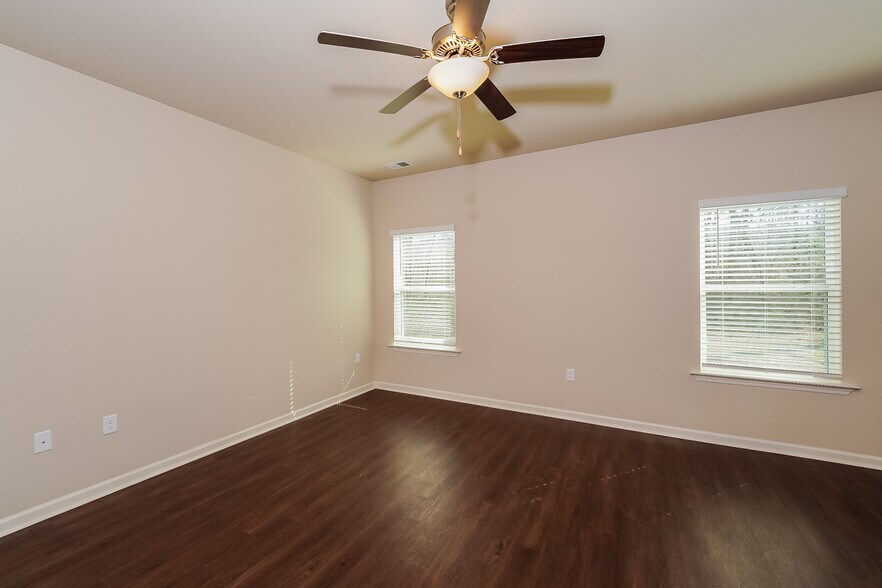 Building Photo - 484 Clover Cir