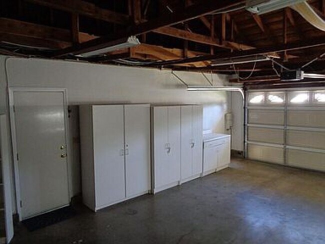 Building Photo - 1131 Knollwood Dr