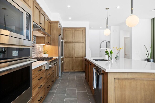 Building Photo - Stylish Tri-Level Townhome in Prime Newpor...