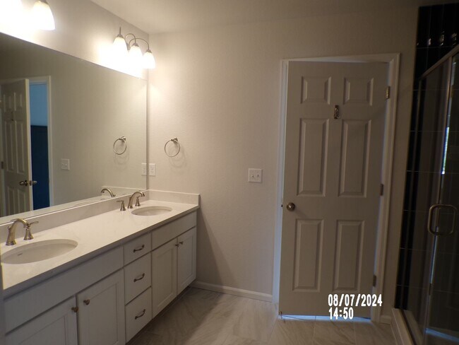 Building Photo - Stunning Home in Castle Rock 4Bedrooms 3.5 Bathrooms!