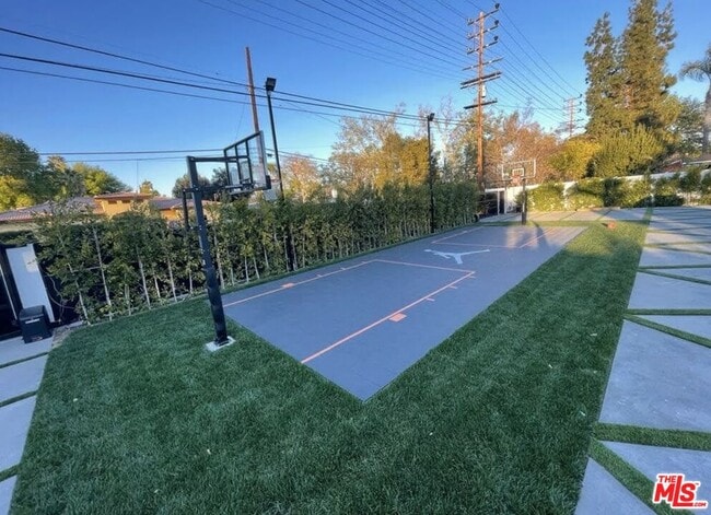 Building Photo - 22616 Oxnard St