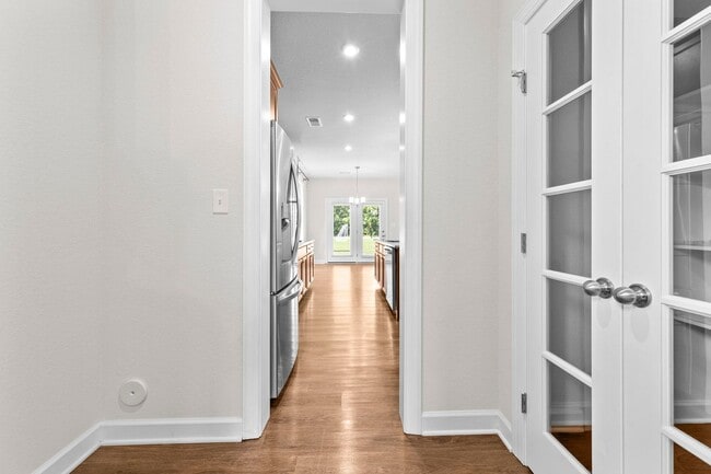 Building Photo - 5 bedroom 3.5 bath home in desired community