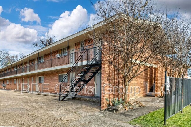 Building Photo - 4525 Columbia Ave
