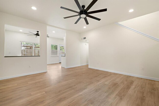 Building Photo - 2118 Zephyr Ln