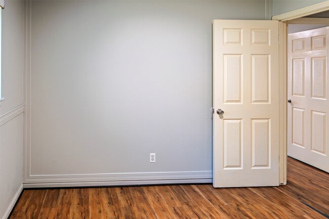 Building Photo - 408 Travis St