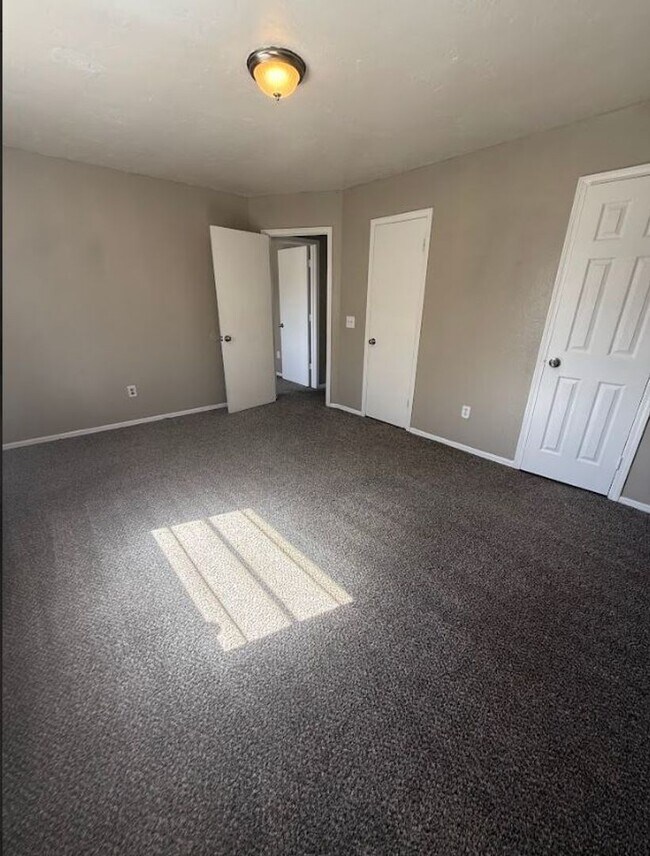 Building Photo - Beautiful, spacious home in Del City!