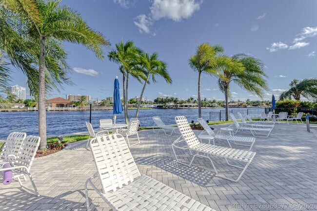 Building Photo - 6447 Bay Club Dr