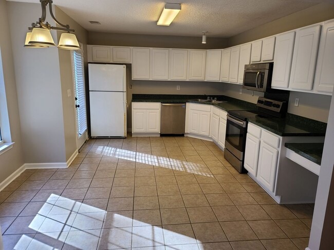 Building Photo - Conveniently located in a quiet cul-de-sac