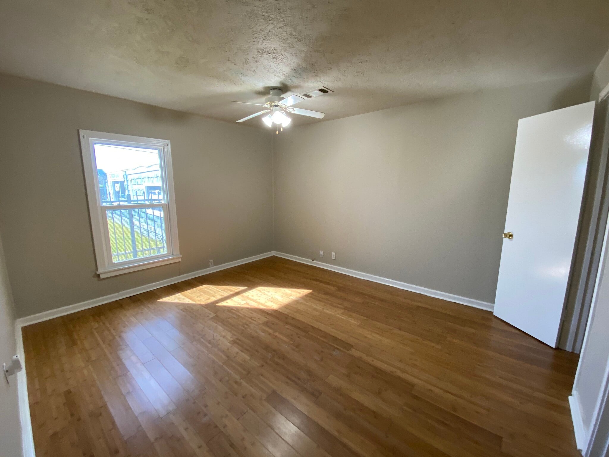 Master Bedroom. - 816 1st St