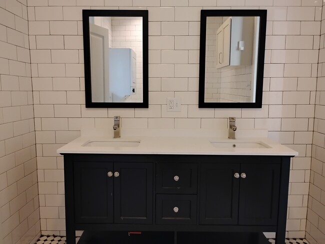 Double Vanity - 733 Leontine St