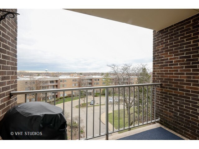 Building Photo - 225 S Rohlwing Rd