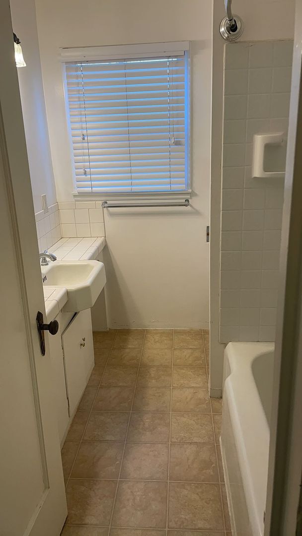 Building Photo - Cozy and Spacious 2-Bedroom House!