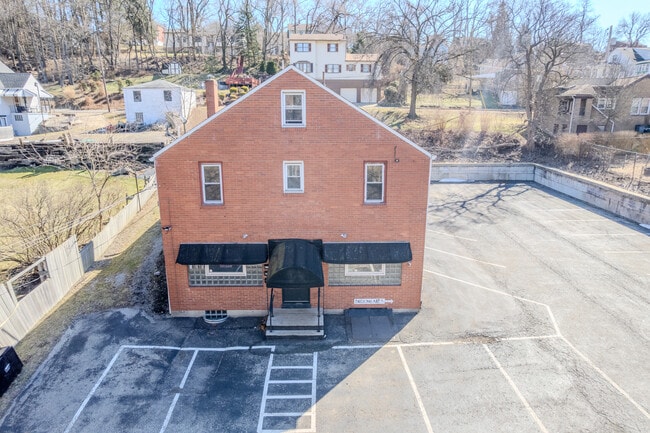 Building Photo - 825 5th Ave