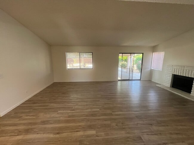 Building Photo - 402 Oakwood Ct