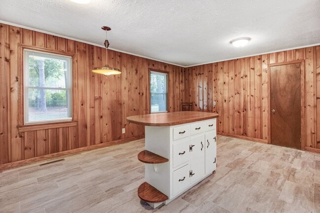 Building Photo - 3 BR, 1.5 BA Brick Ranch in Goldsboro