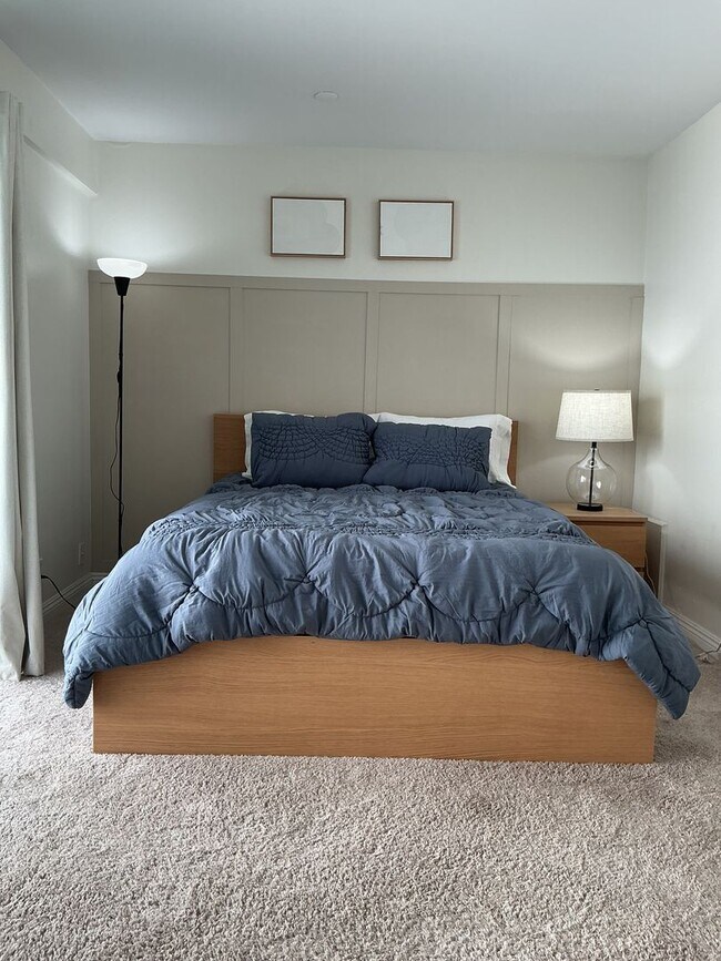 Building Photo - Los Caballeros #001