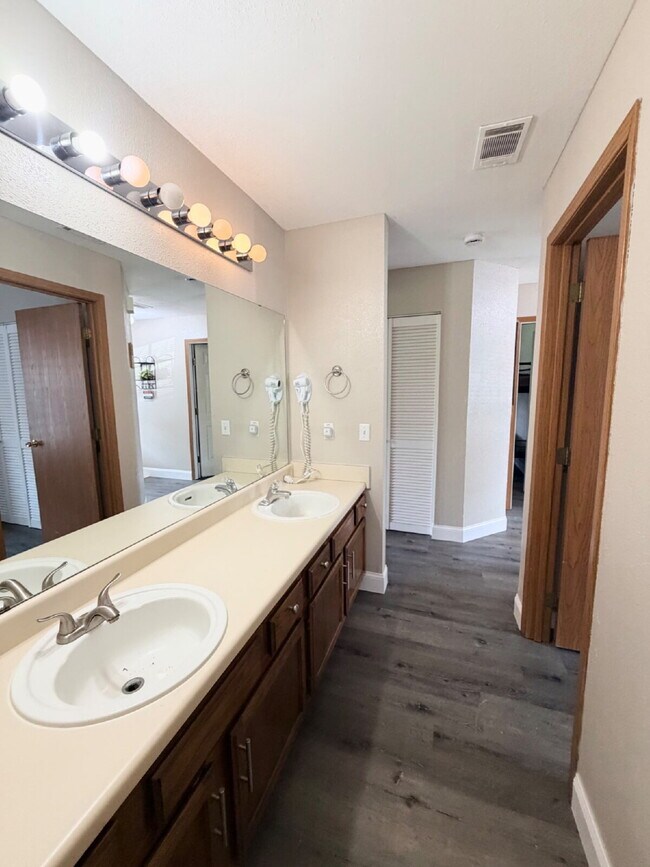Building Photo - FULLY FURNISHED 2Br / Ground Floor Condo