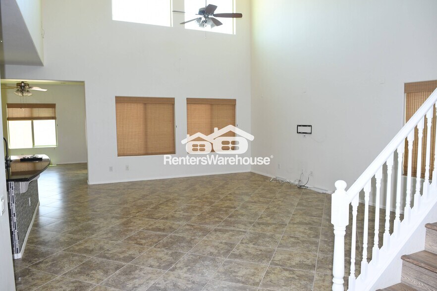 Building Photo - 10827 W Cottontail Ln