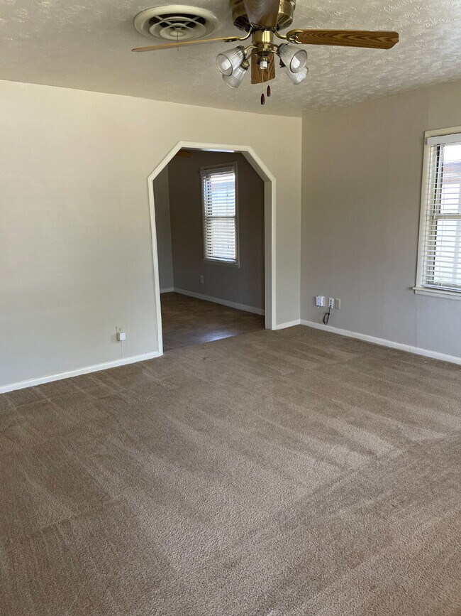 Building Photo - 2/2/1 In a quiet neighborhood - 6 to 9 mon...