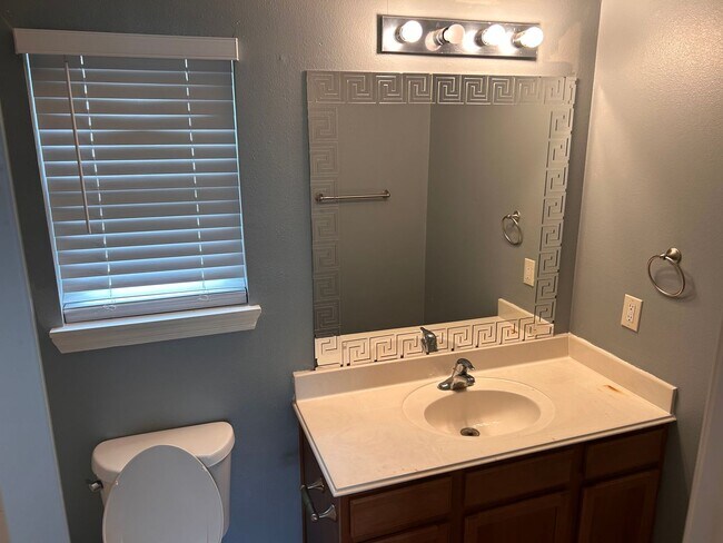 Building Photo - Style, Comfort & Location—The Perfect Hous...