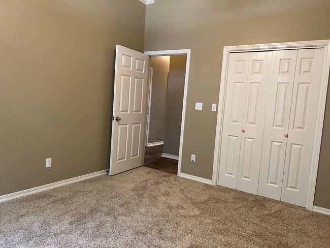 Building Photo - Large Lot Close to to Barksdale Air Force Base w/POOL!!