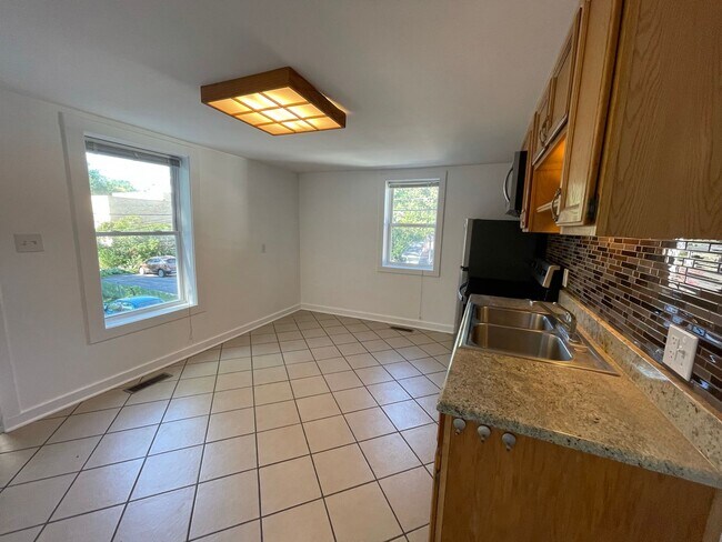 Building Photo - 212 E Washington St