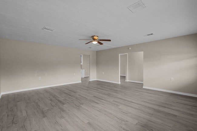 Building Photo - Great 3 Bedroom close to the Beach!