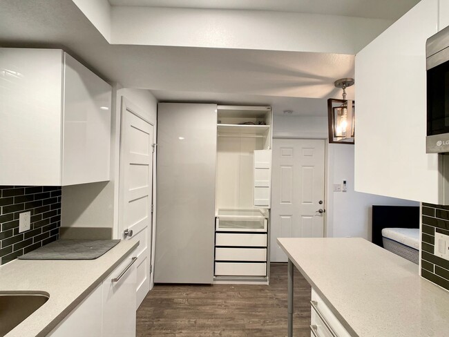 Building Photo - Furnished Studio in the Campus Area
