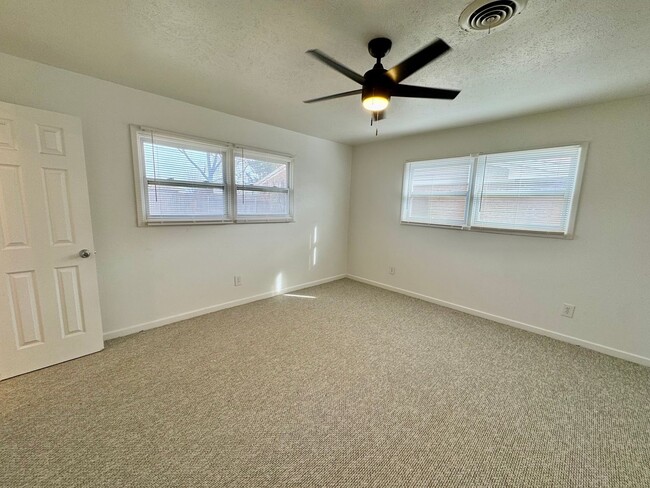 Building Photo - Newly Remodeled 3 bed 2 bath