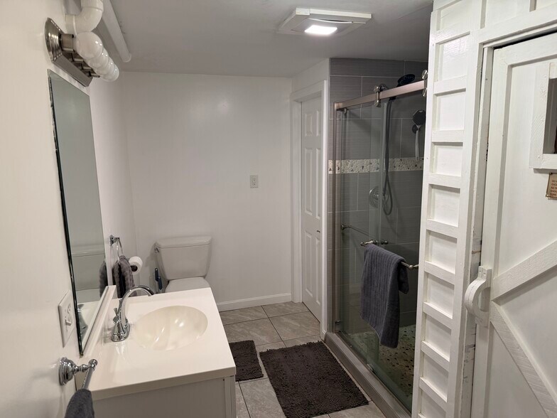 Building Photo - 7 Church St