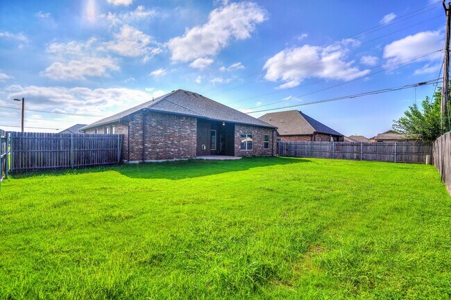 Building Photo - AVAILABLE THE END OF APRIL! 3 OR 4 BDRM, 2 BATHRM, 2 CAR & STORM SHELTER