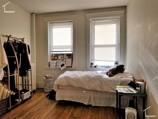 Building Photo - Packard's Corner three bedroom filled with sunlight