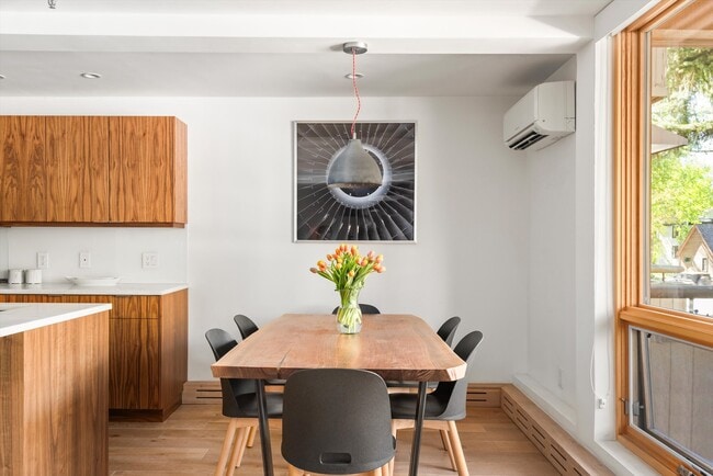 Building Photo - 600 E Main St