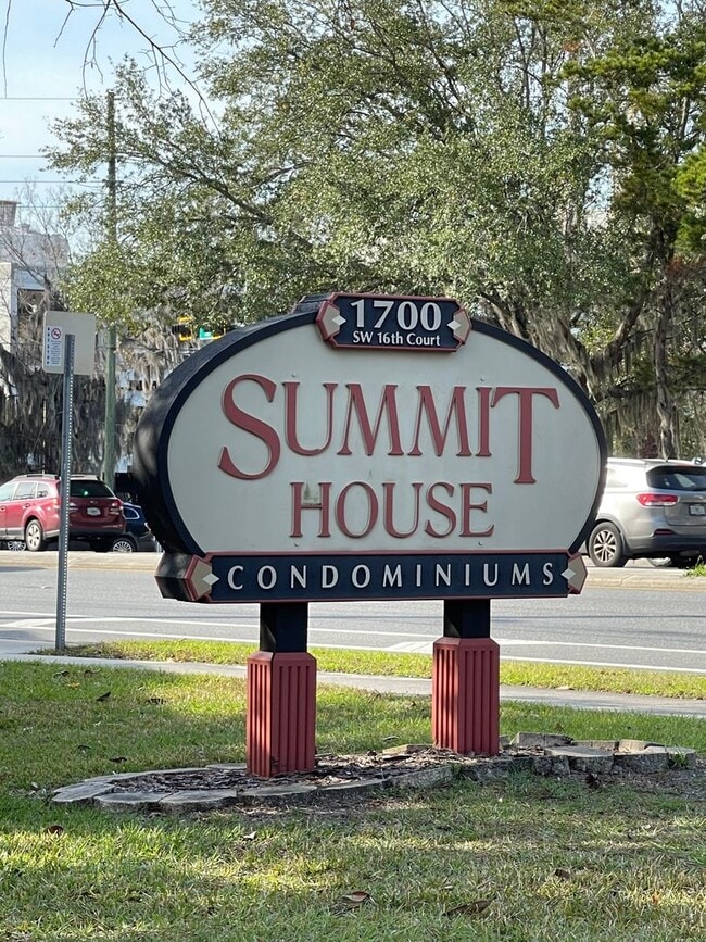 Building Photo - Walk to Shands, UF & the Vet School!