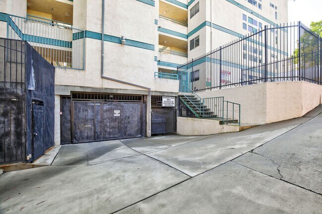 Building Photo - $3200 / Fabulous 2br / 2ba condo (Bankers ...
