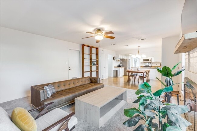 Building Photo - 4002 Biscay Dr