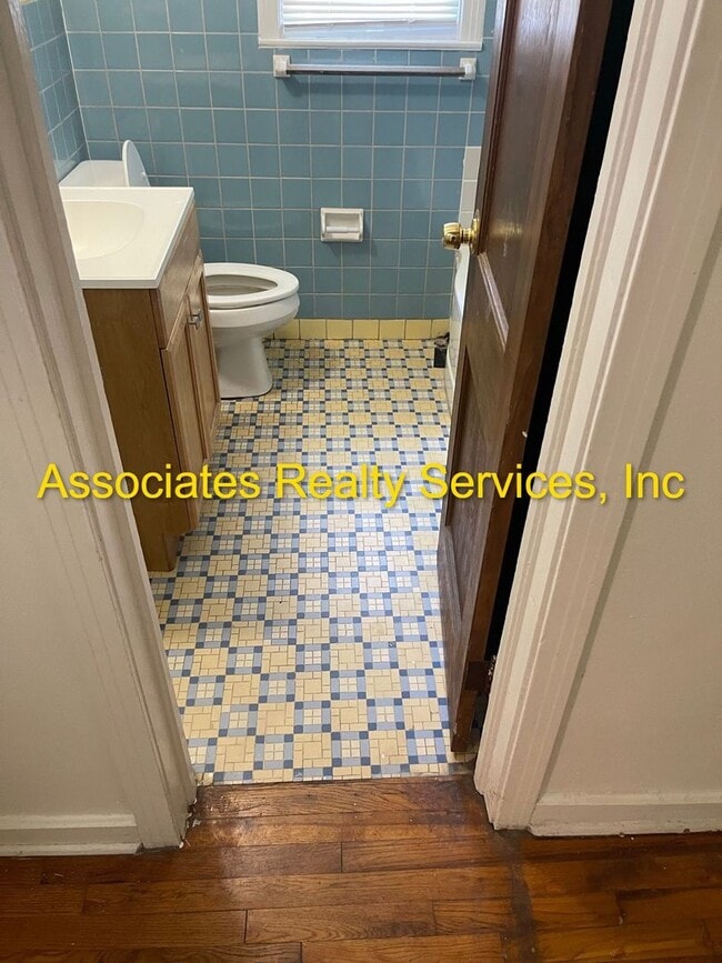 Building Photo - Large House, Close to Campus