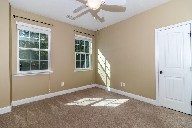 Building Photo - 4025-4025 Stowe Dr