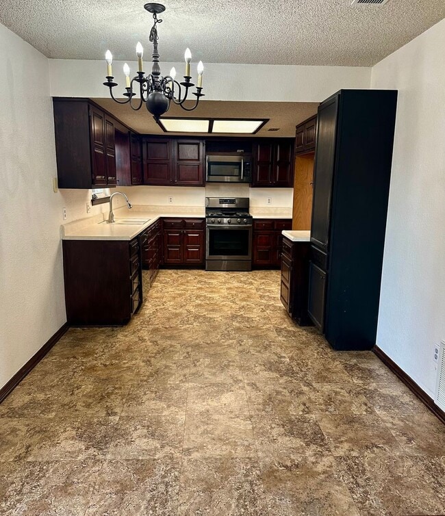 Building Photo - Spacious 3 bedroom, 2 bath home!  Don't mi...